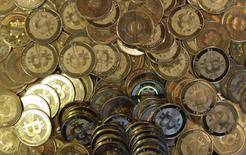 Měnu bitcoin vytvořil v roce 2009 anonymní vývojář používající pseudonym Satoši Nakamoto. Měnu bitcoin vytvořil v roce 2009 anonymní vývojář používající pseudonym Satoši Nakamoto.