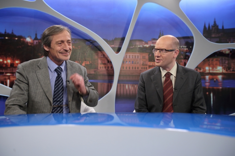 Hosty diskuzního pořadu televize Barrandov Témata Týdne byli Martin Stropnický (vlevo) a Bohuslav Sobotka.