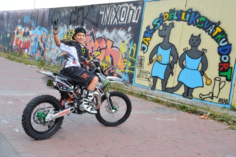 Matěj Česák seděl na motorce už ve svých pěti letech.