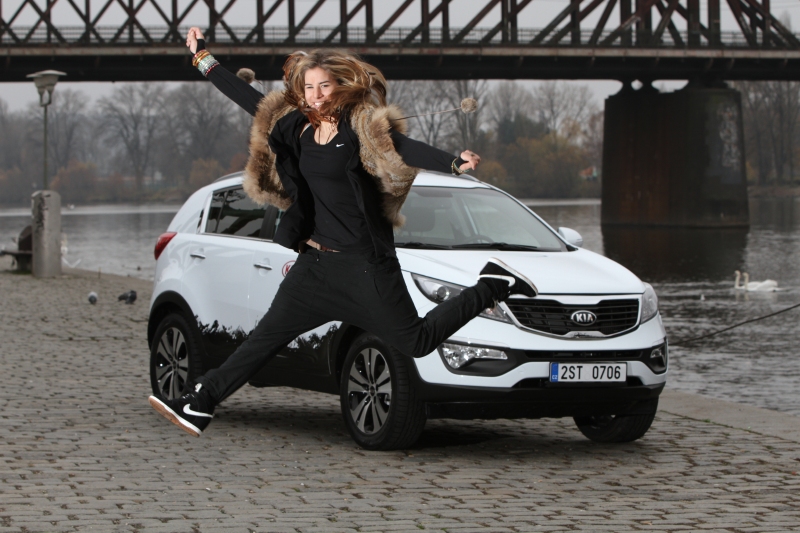 Ester Ledecká s terénním vozem Kia Sportage. Ester Ledecká s terénním vozem Kia Sportage.