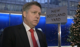 Inspektor Scotland Yardu Kevin Hyland. Inspektor Scotland Yardu Kevin Hyland.