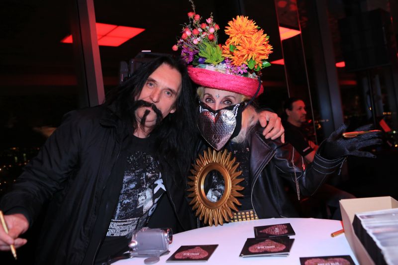 Herečka na akci dorazila se svým partnerem.