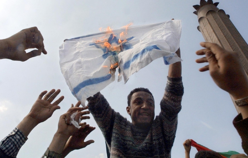Oblíbené pálení izraelské vlajky. Protest v Káhiře roku 2012.