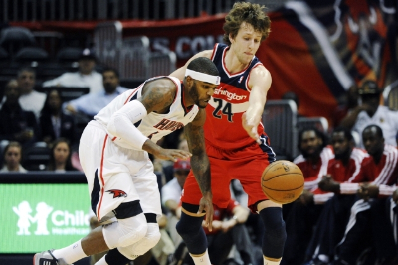 Český basketbalista Washingtonu Jan Veselý (vpravo).