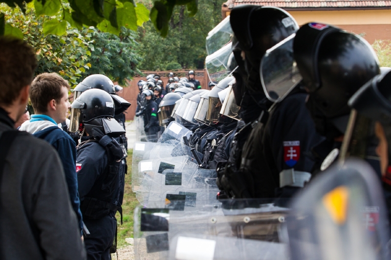 Boj proti extremismu je na Slovensku jen prázdnou frází, proto volby vyhrál Marián Kotleba, míní slovenská média. Na fotografii je policie bránící extremistům v přístupu do nelegální romské vesnice. Boj proti extremismu je na Slovensku jen prázdnou frází, proto volby vyhrál Marián Kotleba, míní slovenská média. Na fotografii je policie bránící extremistům v přístupu do nelegální romské vesnice.