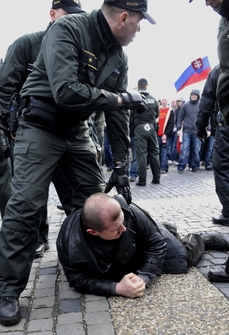 Zatýkaný Marián Kotleba po rozehnání extremistické demonstrace k příležitosti 70. výročí založení válečného slovenského státu.