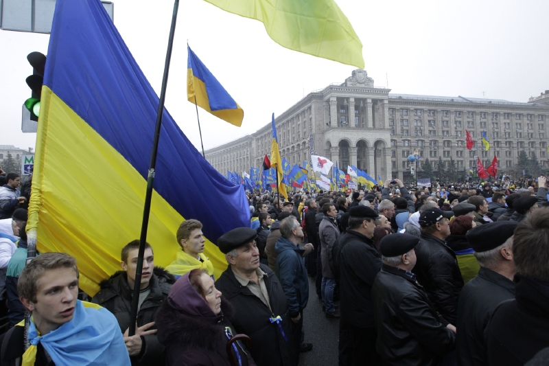 Desítky tisíc Ukrajinců protestují proti zastavení procesu sbližování země s Evropskou unií. Desítky tisíc Ukrajinců protestují proti zastavení procesu sbližování země s Evropskou unií.