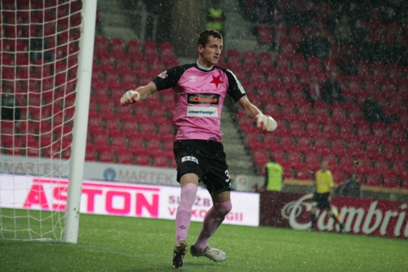 Brankář pražské Slavie Matej Rakovan.