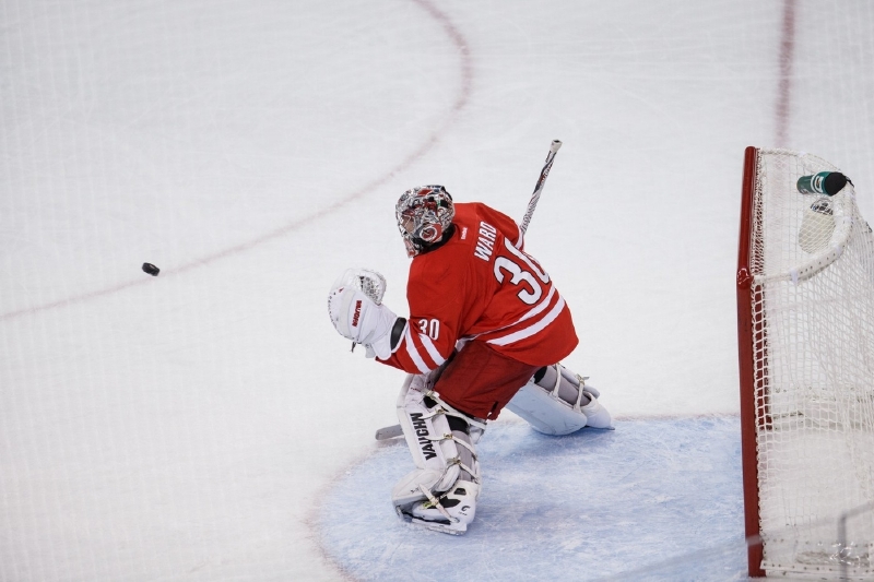 Gólman Caroliny Cam Ward.