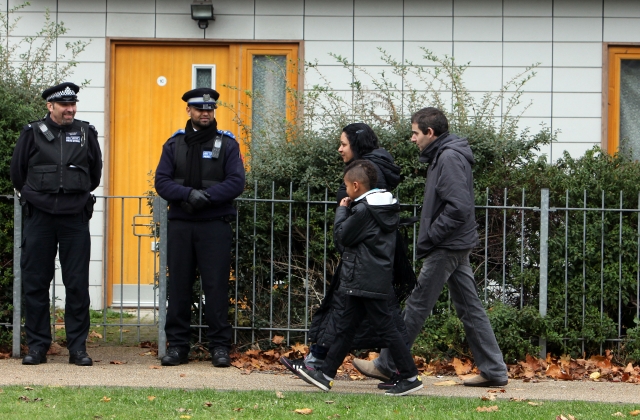 Policisté před domem, kde zotročované ženy žily. Policisté před domem, kde zotročované ženy žily.