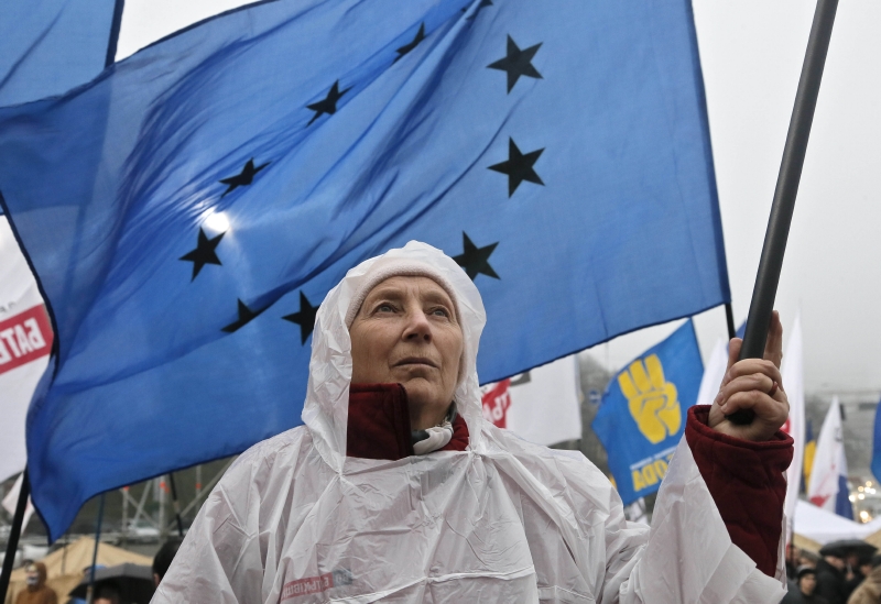 V centru Kyjeva i v dalších městech pokračují demonstrace lidí žádajících přidružení k EU.
