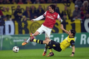 Záložník Tomáš Rosický proti Borussii Dortmund.