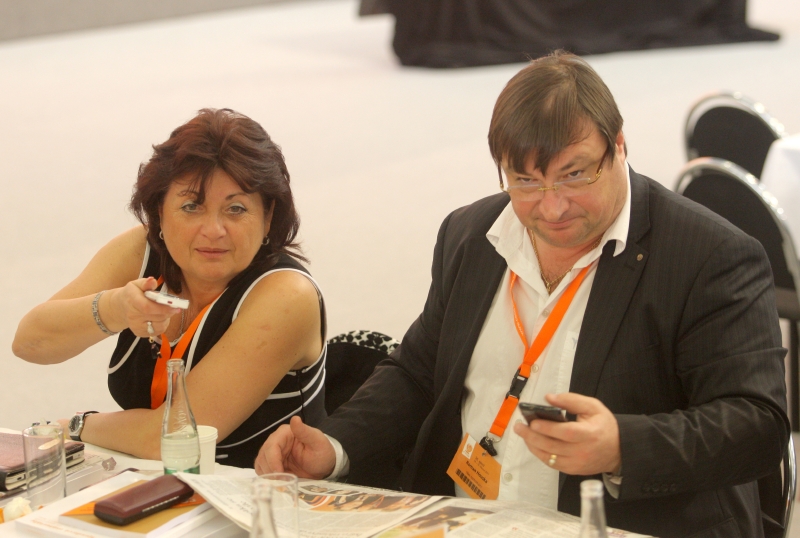 Roman Houska po boku své partnerky, bývalé hejtmanky Ústeckého kraje Jany Vaňhové, na sjezdu ČSSD v roce 2011. Roman Houska po boku své partnerky, bývalé hejtmanky Ústeckého kraje Jany Vaňhové, na sjezdu ČSSD v roce 2011.