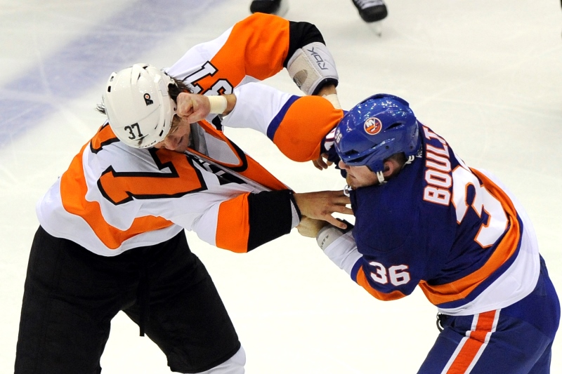 O pěstní souboje a tvrdé střety není v NHL nouze. O pěstní souboje a tvrdé střety není v NHL nouze.