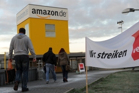 Odbory stále hrozí stávkou kvůli mzdám a podmínkám v německém Amazonu.