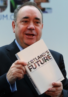 Skotský premiér Alec Salmond se svým "manuálem".