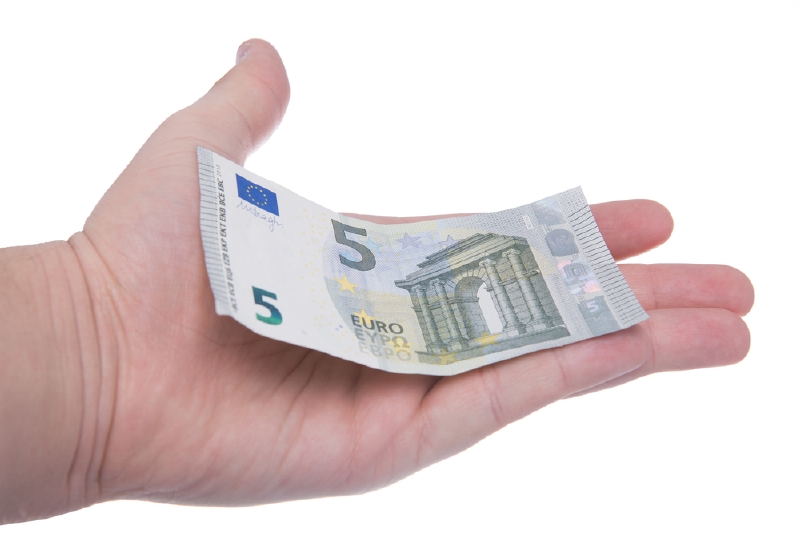 Podezřelý Slovák měl lidem výměnou za jejich hlasy nabízet kupony v hodnotě pěti eur a tabák. Podezřelý Slovák měl lidem výměnou za jejich hlasy nabízet kupony v hodnotě pěti eur a tabák.