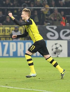 Marco Reus proměněnou penaltou poslal Dortmund do vedení.