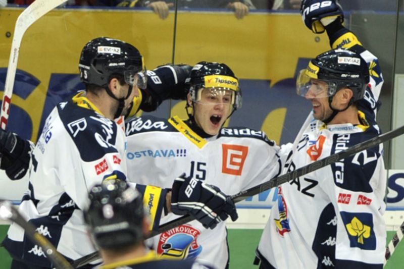 Útočník Vítkovic Erik Němec (uprostřed) dal hned při své extraligové premiéře dva góly.