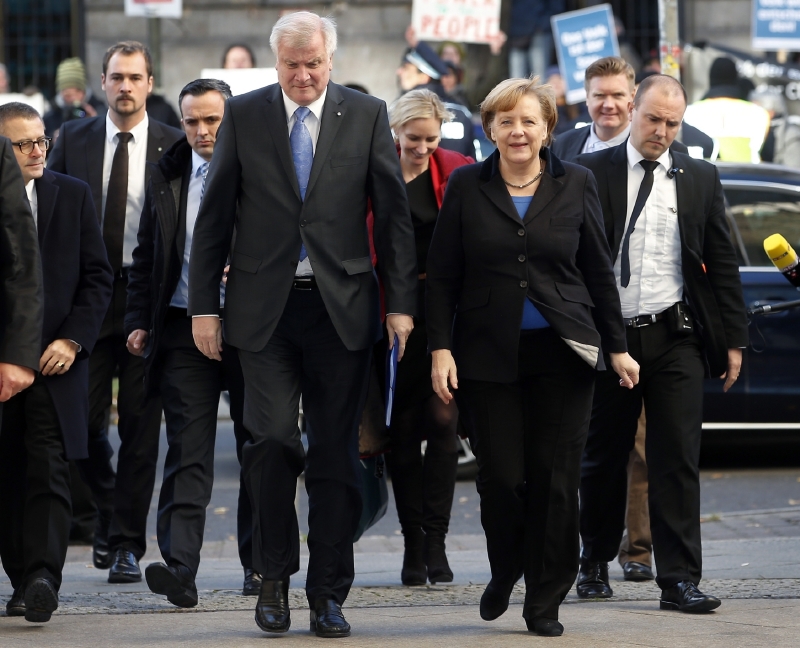 Horst Seehofer a Angela Merkelová opouštějí jednání se sociálními demokraty.