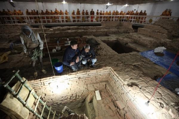 Archeologové objevili zbytky dřevěné struktury pod mladší cihlovou konstrukcí.