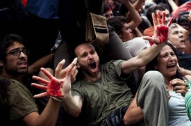Demonstranti v Baceloně před blížícími se těžkooděnci.