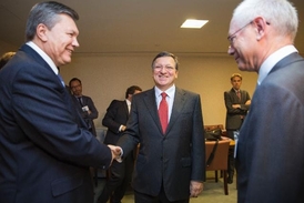 Zleva ukrajinský prezident Janukovič, šéf EK Barroso a prezident EU Rompuy.