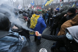 Demonstrace tisíců Ukrajinců proti zrušení asociace s EU.