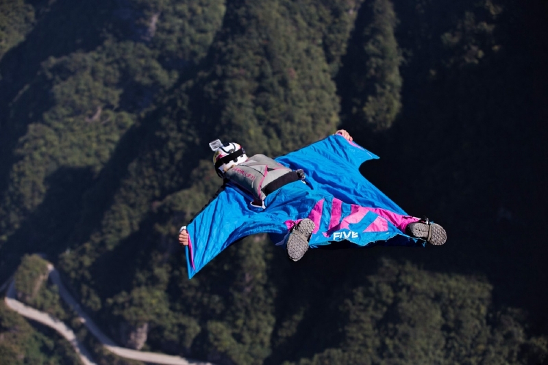 Ellen Brennanová létá vzduchem rychlostí 180 km/h.