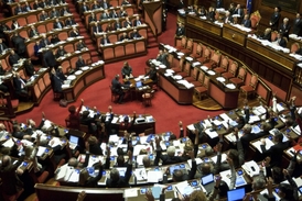 Italský Senát rozhodoval o Berlusoniho politické budoucnosti.