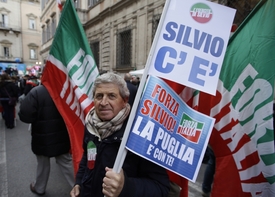 Někteří Italové Berlusconiho i přes všechny jeho skandály stále podporují.