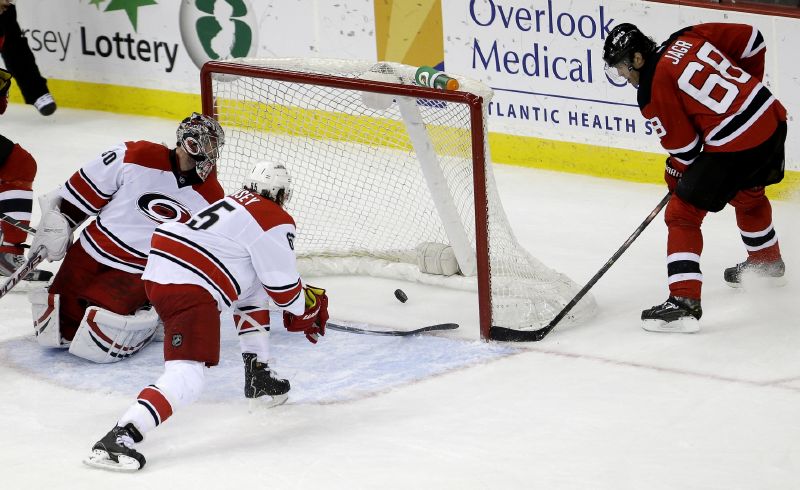 Hvězdný útočník Jaromír Jágr se v historické tabulce střelců NHL osamostatnil na deváté pozici od Maria Lemieuxe. Hvězdný útočník Jaromír Jágr se v historické tabulce střelců NHL osamostatnil na deváté pozici od Maria Lemieuxe.