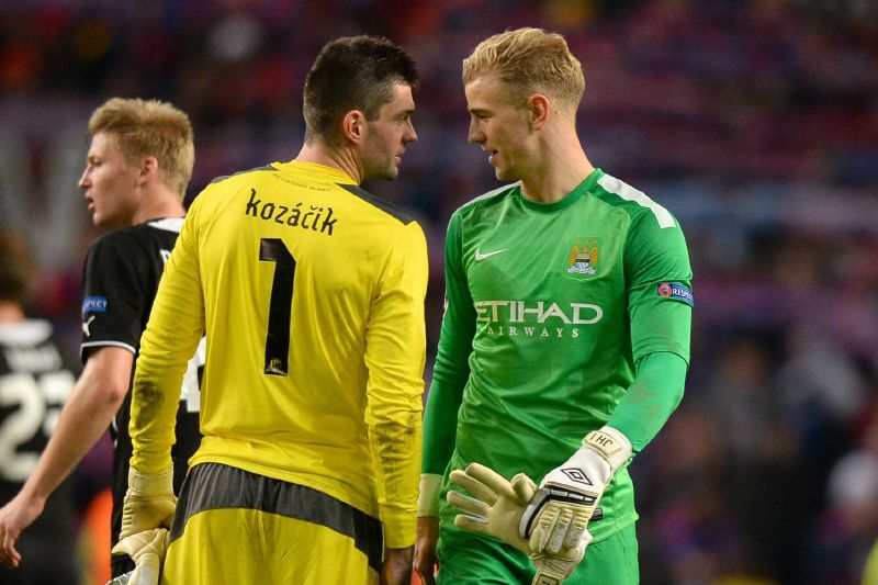 Plzeňský gólman Matúš Kozáčik (vlevo) a jeho anglický oponent Joe Hart. Plzeňský gólman Matúš Kozáčik (vlevo) a jeho anglický oponent Joe Hart.
