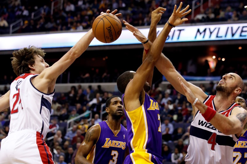 Basketbalista Jan Veselý (vlevo) čtyřmi body a pěti doskoky pomohl Washingtonu v NBA k třetí výhře v řadě. Basketbalista Jan Veselý (vlevo) čtyřmi body a pěti doskoky pomohl Washingtonu v NBA k třetí výhře v řadě.