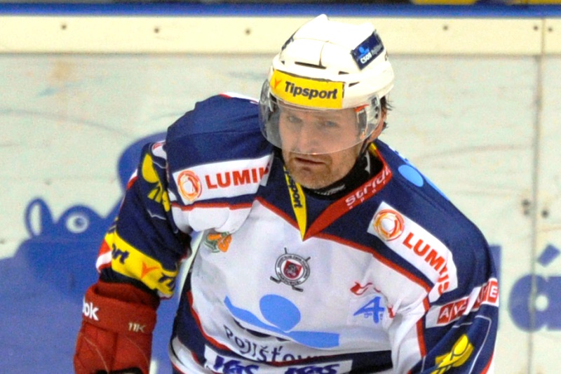 Hokejový útočník Josef Marha je blízko změny dresu v extralize, z Pardubic by měl přestoupit do sousedního Hradce Králové. Hokejový útočník Josef Marha je blízko změny dresu v extralize, z Pardubic by měl přestoupit do sousedního Hradce Králové.