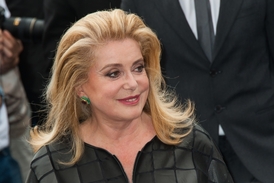 Mezi odpůrce zákona patří například herečka Catherine Deneuvová.