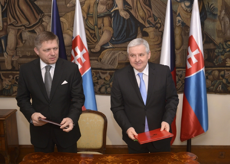 Slovenský premiér Fico (vlevo) a jeho český protějšek Rusnok při setkání v Praze.