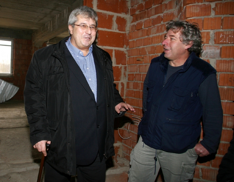 Terčem kritiky kvůli prodeji nemocnice je současný středočeský hejtman Josef Řihák (ČSSD), protože se prodej uskutečnil za jeho starostování.
