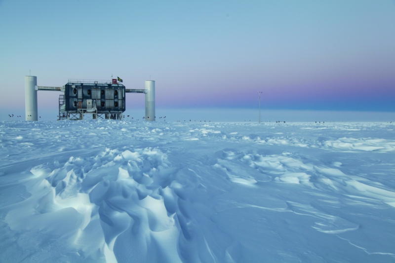 Detektor astrofyzikálních neutrin IceCube, respektive jeho část, která vyčnívá nad led.