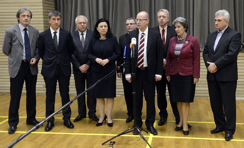 Vyjednávací tým ČSSD (zprava) Václav Štěch, Alena Gajdůšková, Milan Chovanec, Bohuslav Sobotka a Lubomír Zaorálek a vyjednávací tým hnutí ANO (zleva) Martin Stropnický, Andrej Babiš, Jaroslav Faltýnek a Věra Jourová.