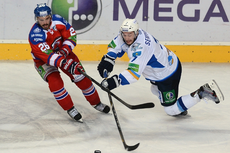  Maksim Semjonov z týmu Barys Astana (vpravu) a Michal Řepík z týmu Lev Praha.