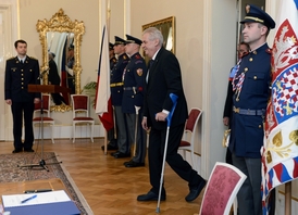 Miloš Zeman se v úterý objevil poprvé na veřejnosti od chvíle, kdy si před měsícem poranil koleno.