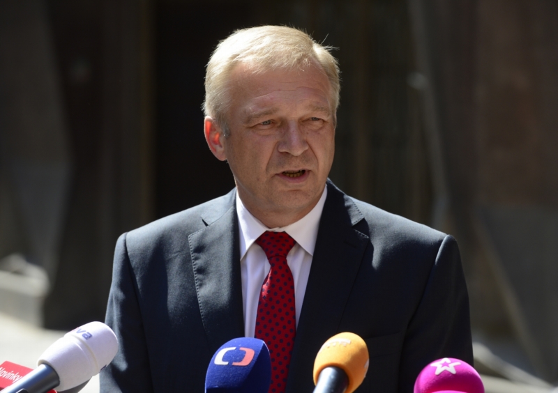 Ministr obrany v demisi Vlastimil Picek. Ministr obrany v demisi Vlastimil Picek.