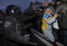 Policejní zásahy proti demonstrantům.