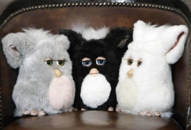 Plyšová hračka Furby.