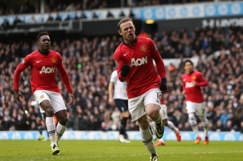 Wayne Rooney (vpravo) dvěma góly vystřelil Manchesteru United remízu s Tottenhamem.