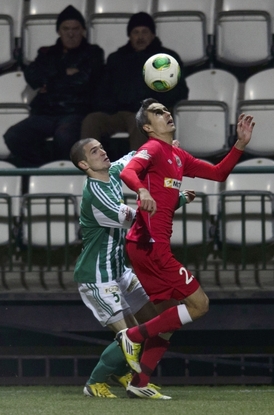 Záložník Bohemians David Bartek (vlevo) a obránce Zbrojovky Tomáš Janotka.