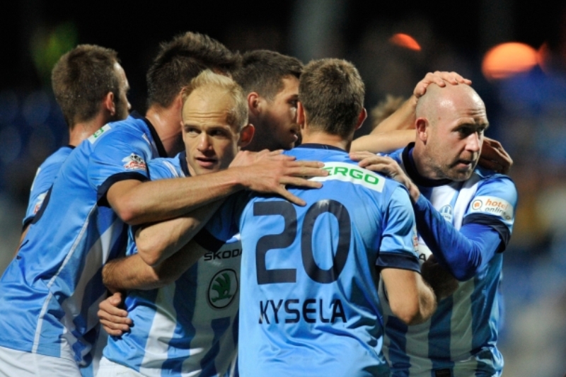 Fotbalisté Mladé Boleslavi se radují z gólu.