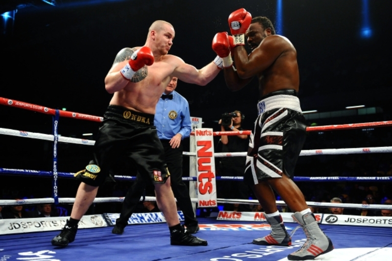 Ondřej Pála (vlevo) v zápase s britským boxerem Dereckem Chisorou.
