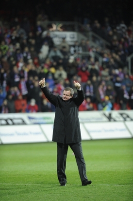 Pavel Vrba po utkání s Příbramí obchází vítězné kolečko.